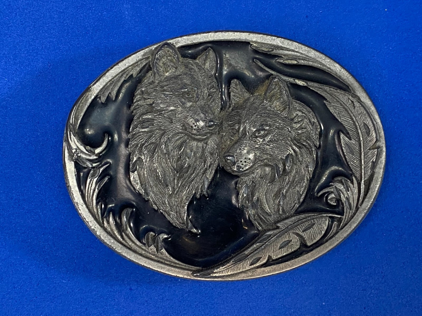 Two Wolves Native American Indian Feathers Vintage 1997 Siskiyou Belt Buckle O-3