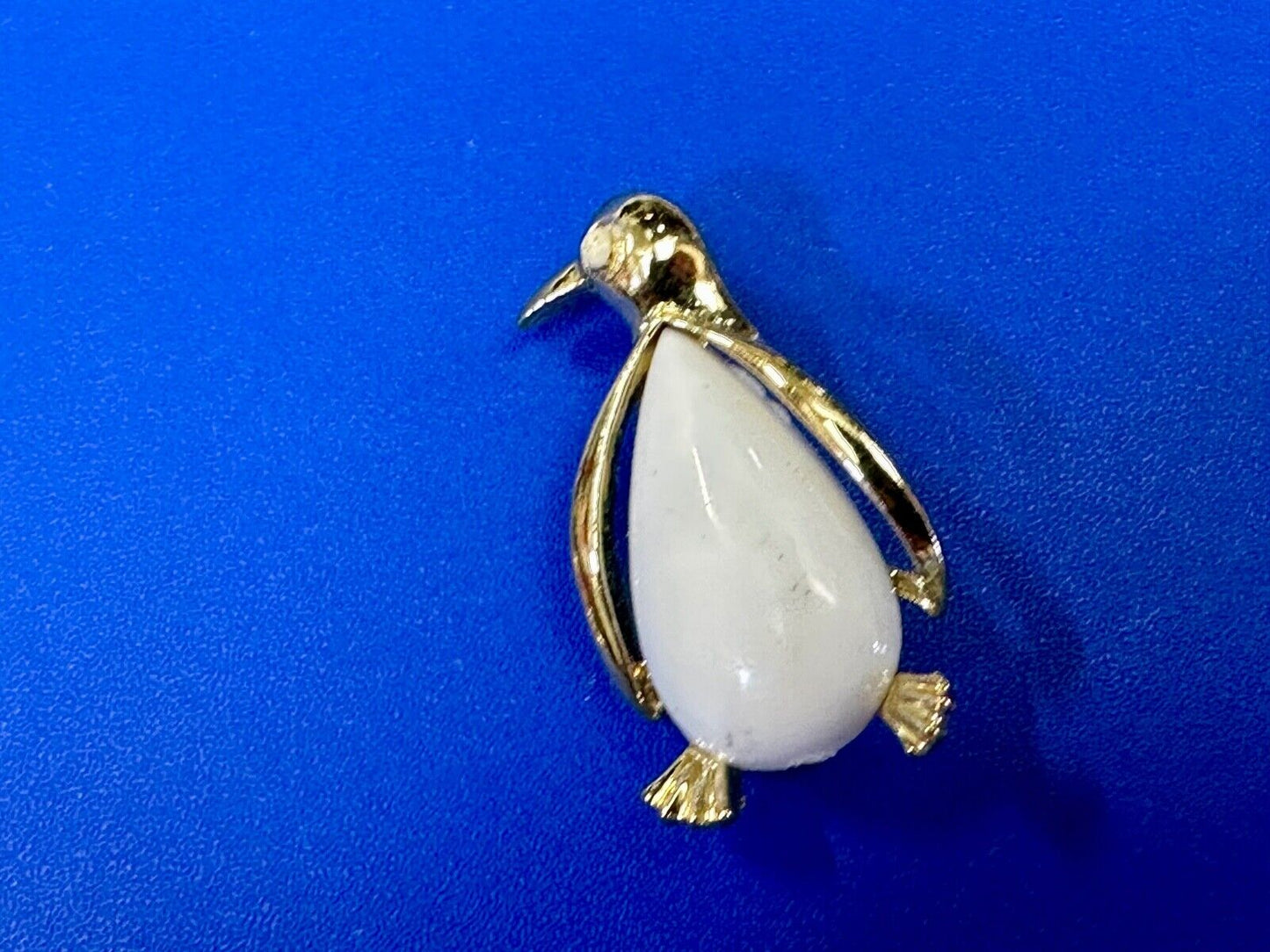 Adorable Penguin Gerrys vintage gold tone white belly brooch pin