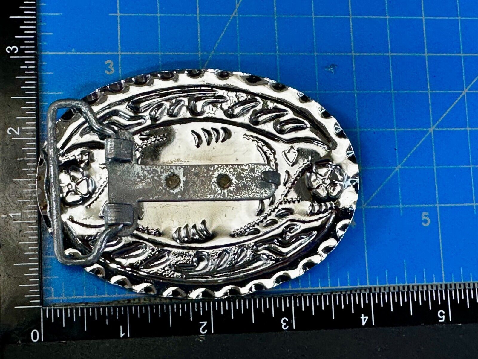 Two Crossed Gun's  Pistols Revolver Six Shooter's Two Tone Western Belt Buckle