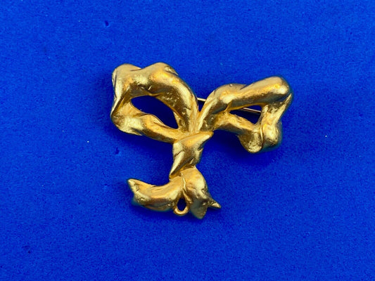 Beautiful LC Signed Brooch Pin Gold tone bow -. Amazing detail! Liz Claiborne 