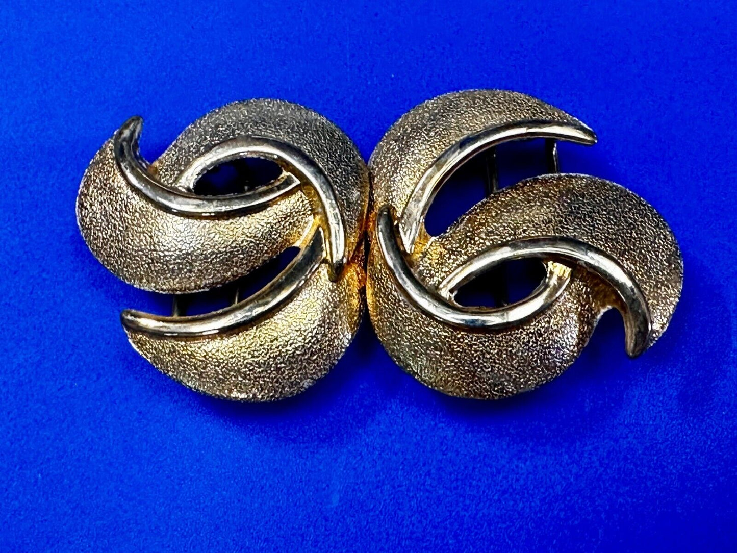 Two Piece Interlocking Swirl Pattern 4" Wide Gold Tone Vintage Belt Buckle