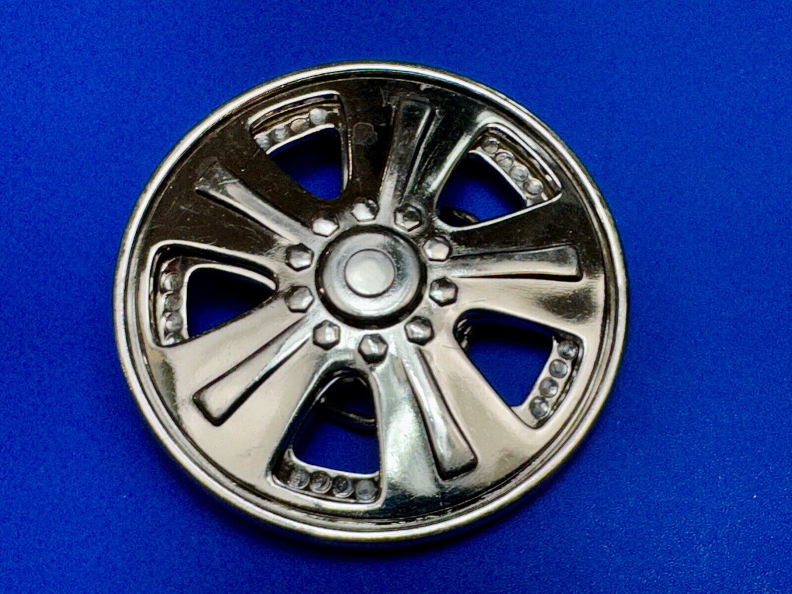 Tricked out Car Wheel Tire Rim silver color SPINNER moving belt buckle