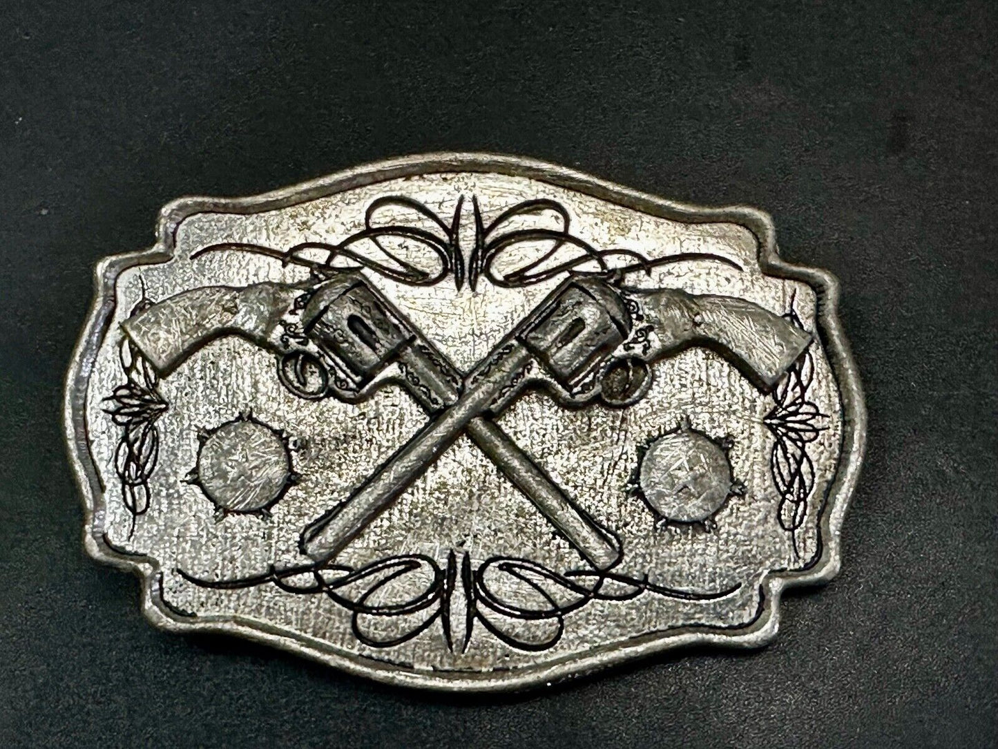 Two Guns Revolver Pistol Western Mobtown 2004 Silver Tone Belt Buckle