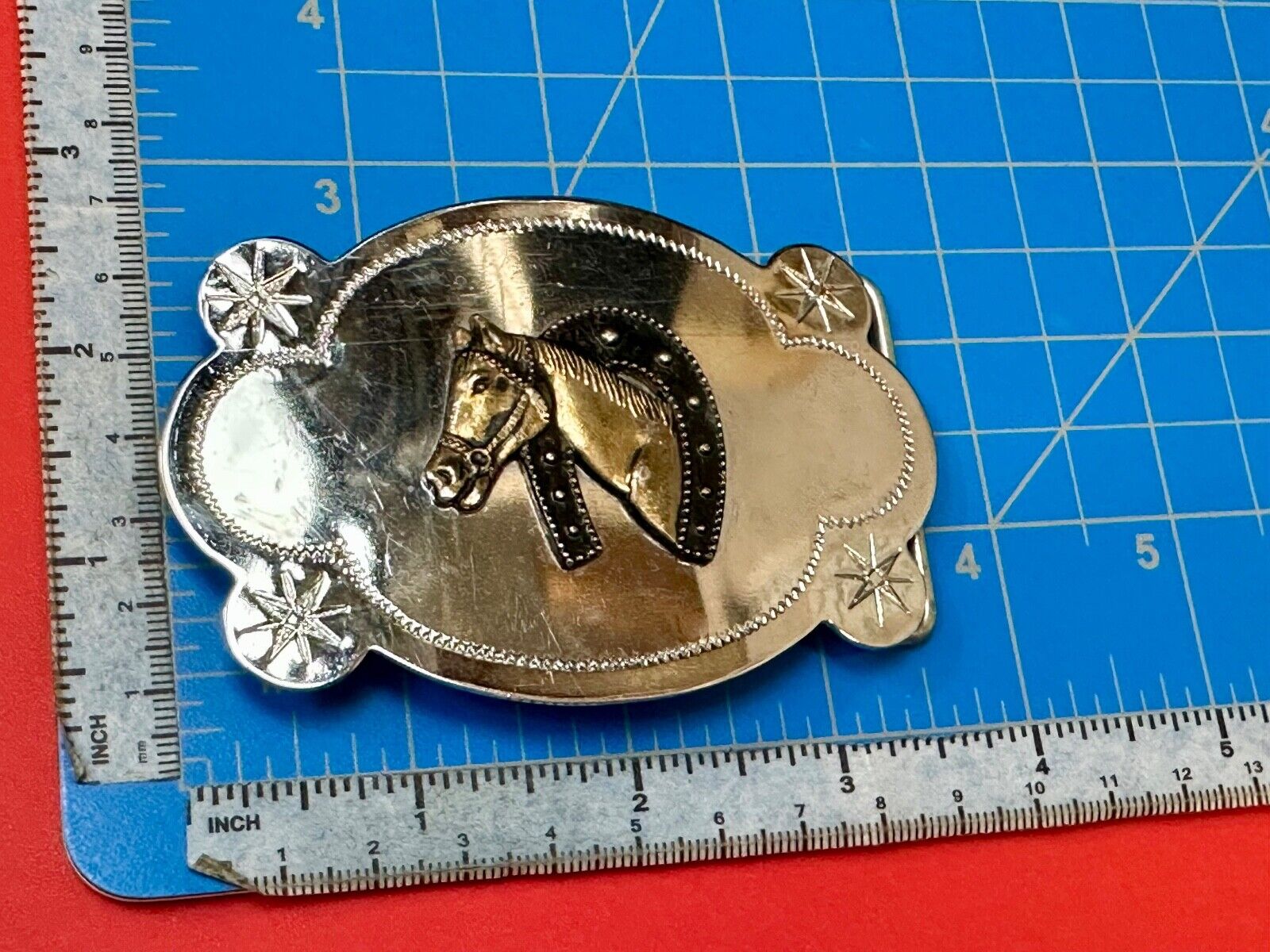 Vintage horse head in horseshoe cowboys cowgirls western belt buckle starbursts
