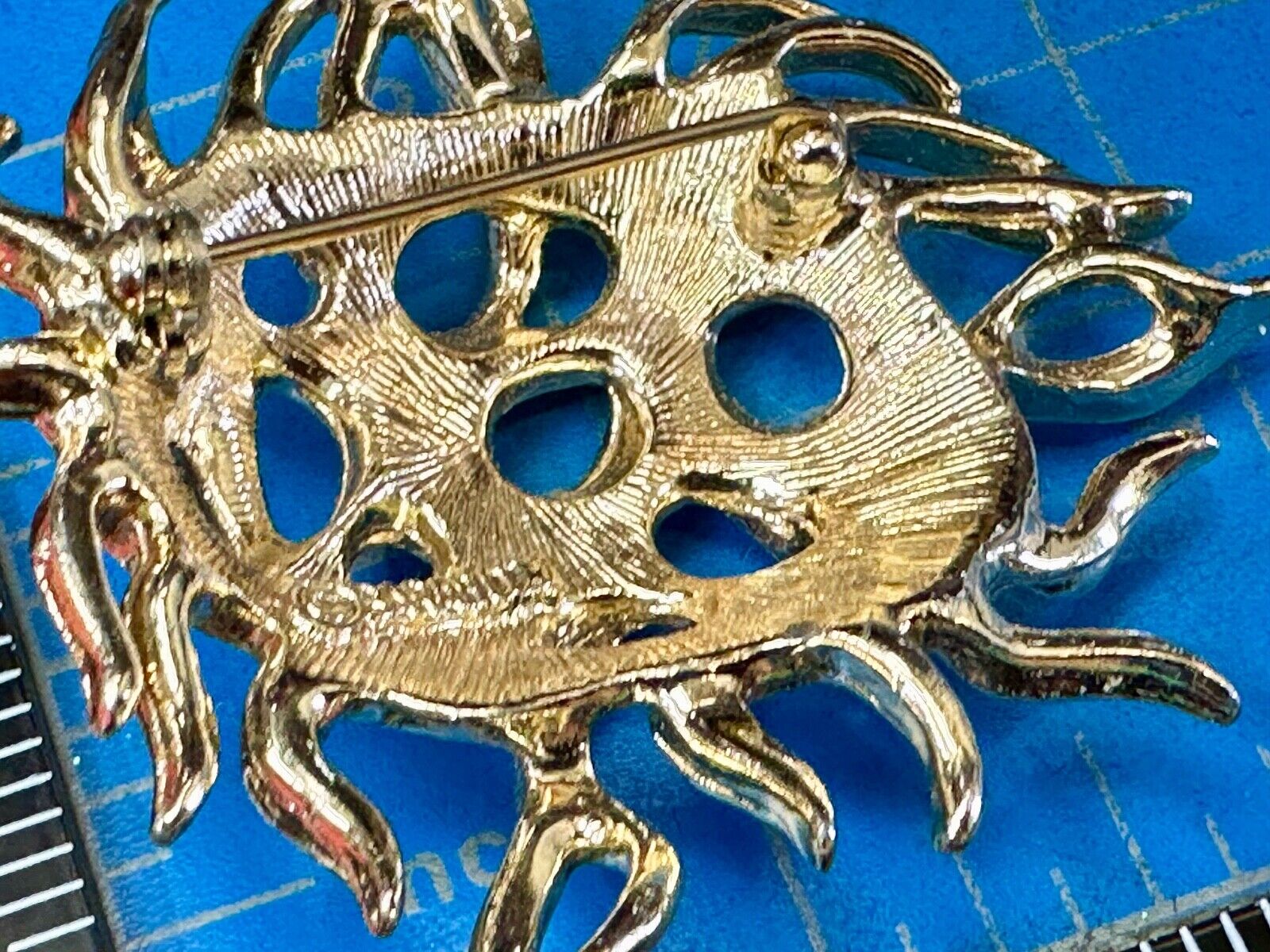 Unique Dimensional Sarah Coventry signed gold tone brooch pin
