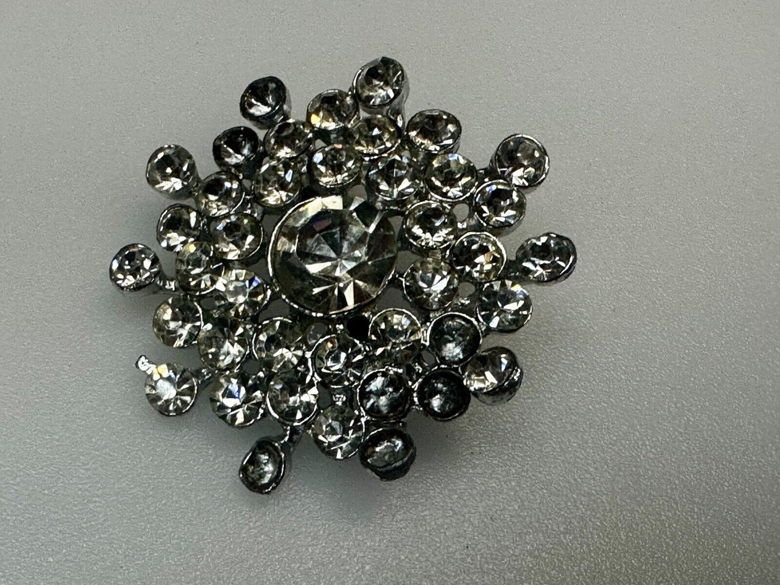 Beautiful Round Flower Shaped Rhinestone Cluster Silver Tone Brooch Pin