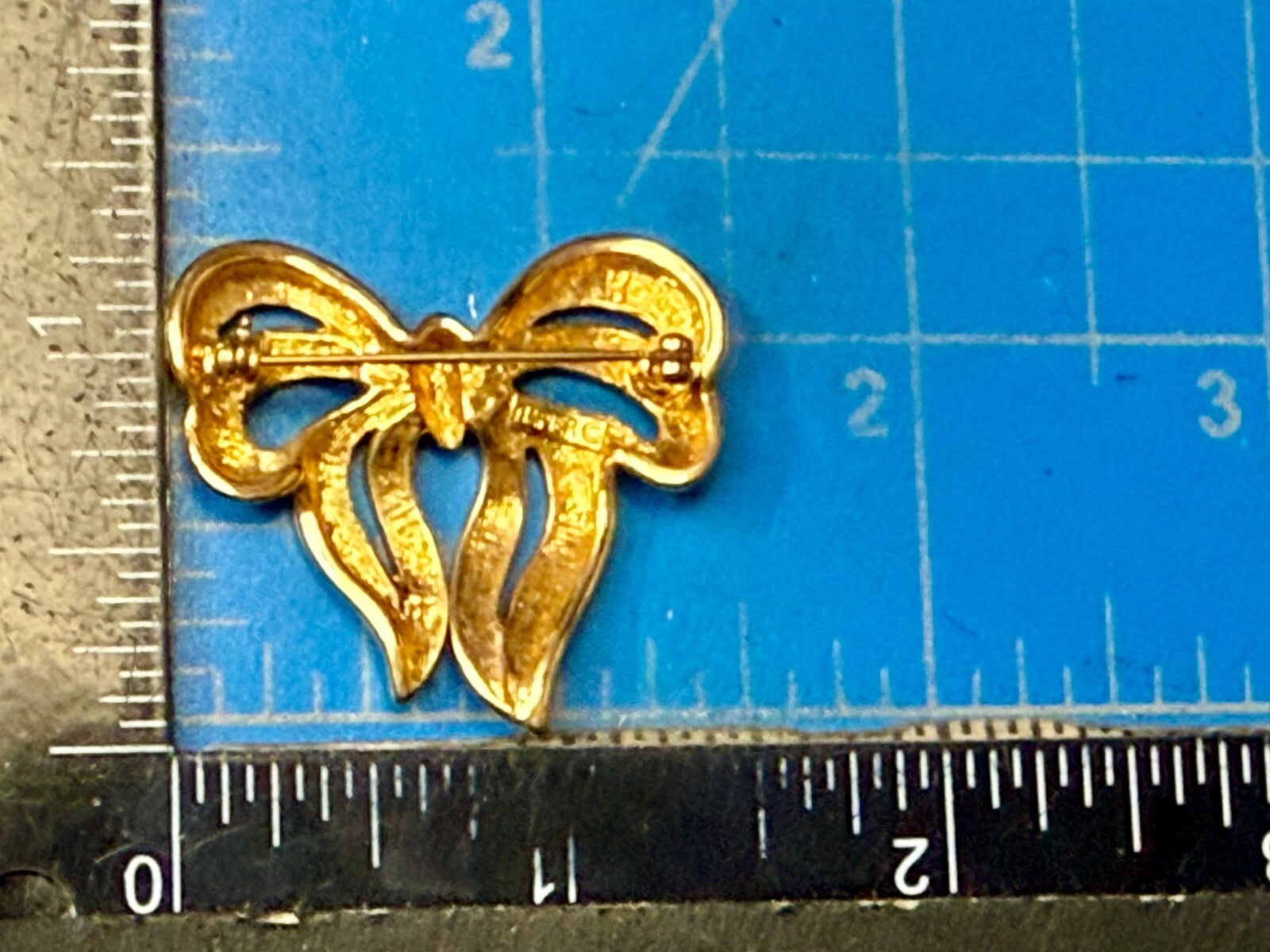 Beautiful Ribbon Bow Shaped Vintage Gold Tone Brooch Pin Signed Napier