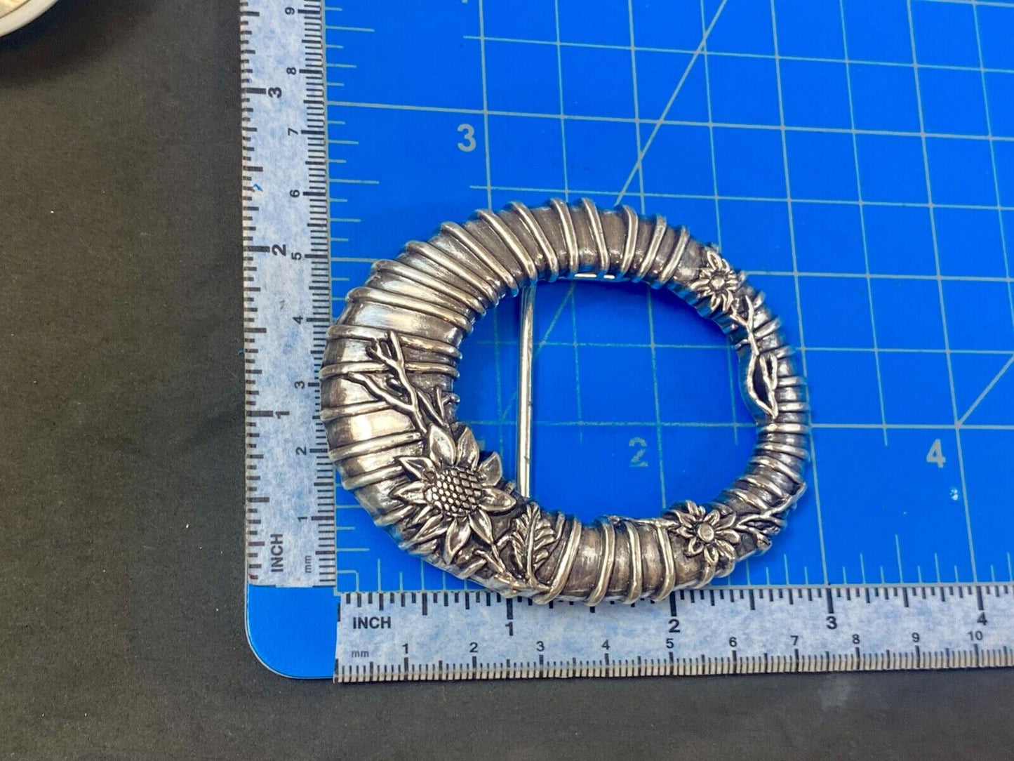 unique wire twist silver tone flower theme oval Vintage belt buckle