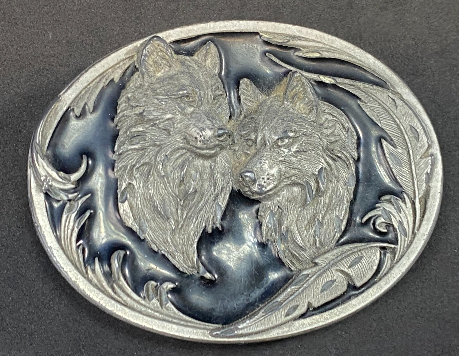 Two Wolves Native American Indian Feathers Vintage 1997 Siskiyou Belt Buckle O-3