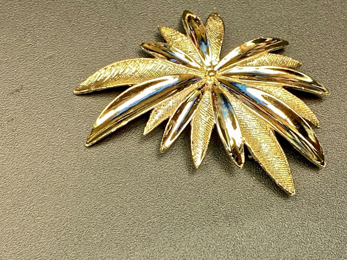 VINTAGE  SARAH COVENTRY GOLD TONE LEAF STAR BURST LARGE PIN BROOCH