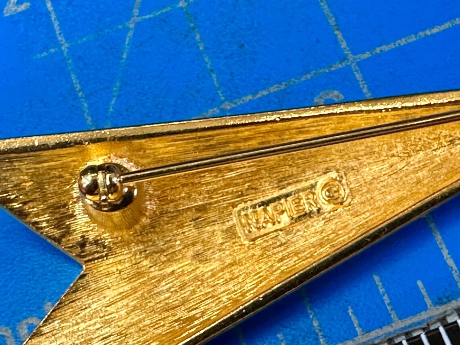 Art Deco Style 3" wide Arrow Napier signed vintage gold tone brooch pin