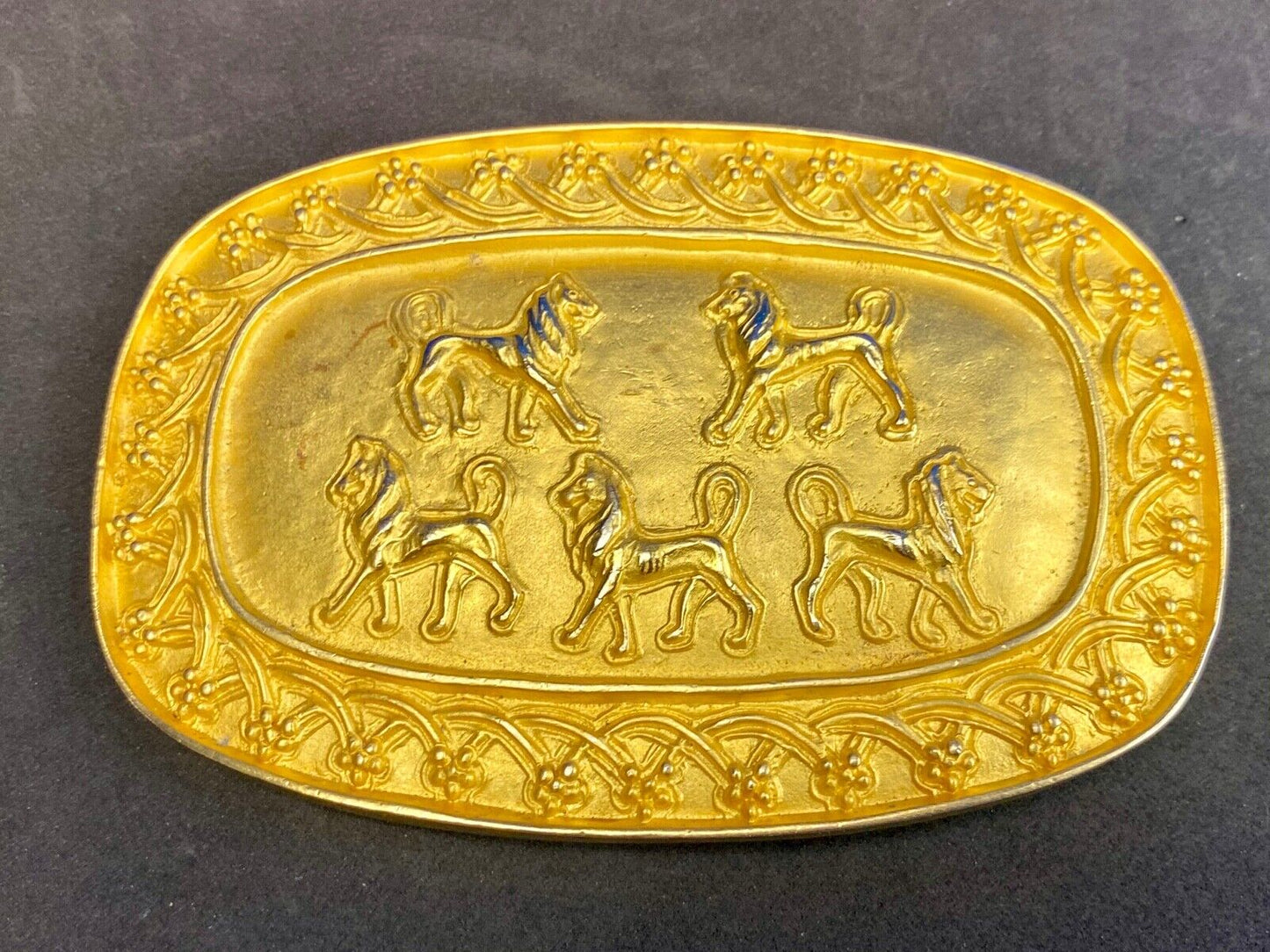 almost 5" wide, Doreen Ryan THE LION  - DR94 Vintage belt buckle 
