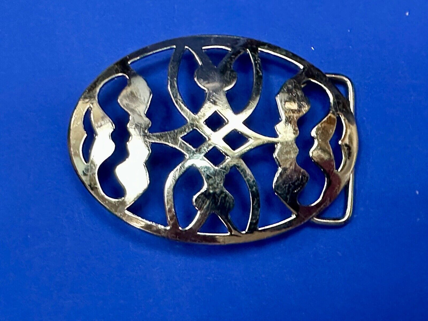 Unique cutout skeleton pattern silver tone oval belt buckle