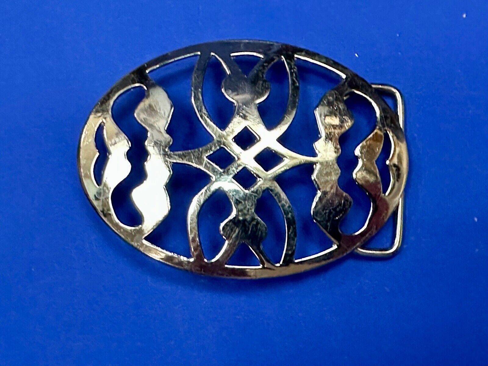 Unique cutout skeleton pattern silver tone oval belt buckle