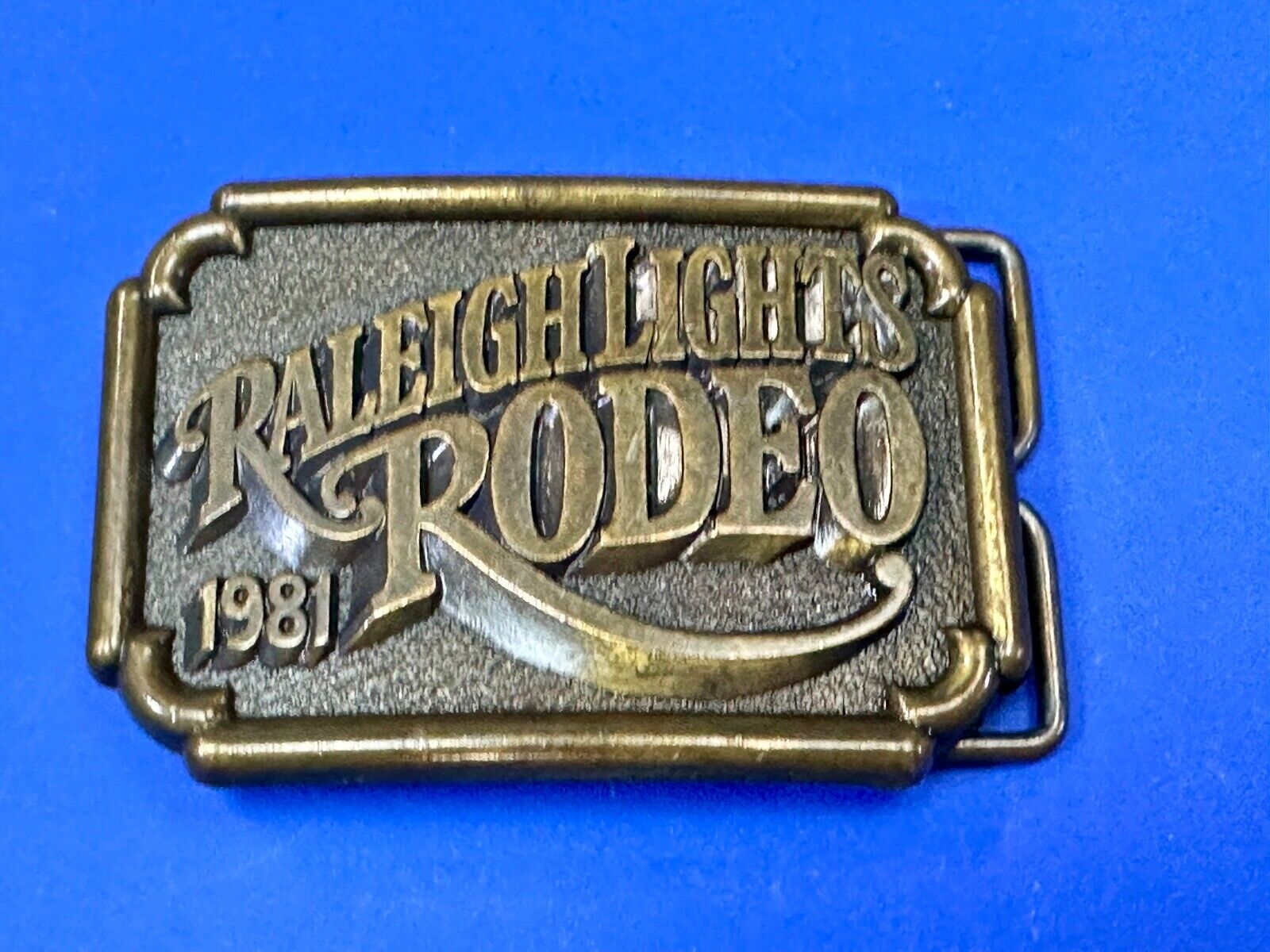 Vintage 1981 RALEIGH LIGHTS RODEO CIGARETTES SPONSOR Brass tone belt buckle