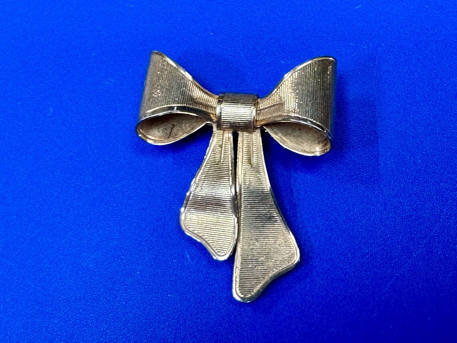 Adorable Holliday Bow - Avon signed gold tone brooch pin