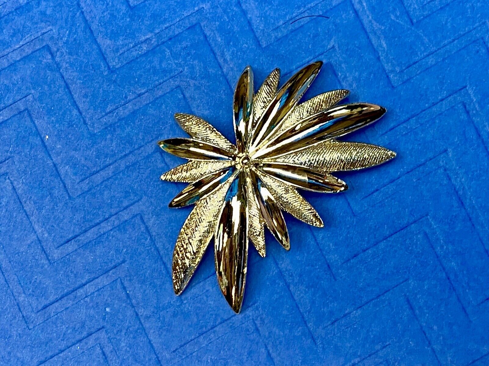 VINTAGE  SARAH COVENTRY GOLD TONE LEAF STAR BURST LARGE PIN BROOCH