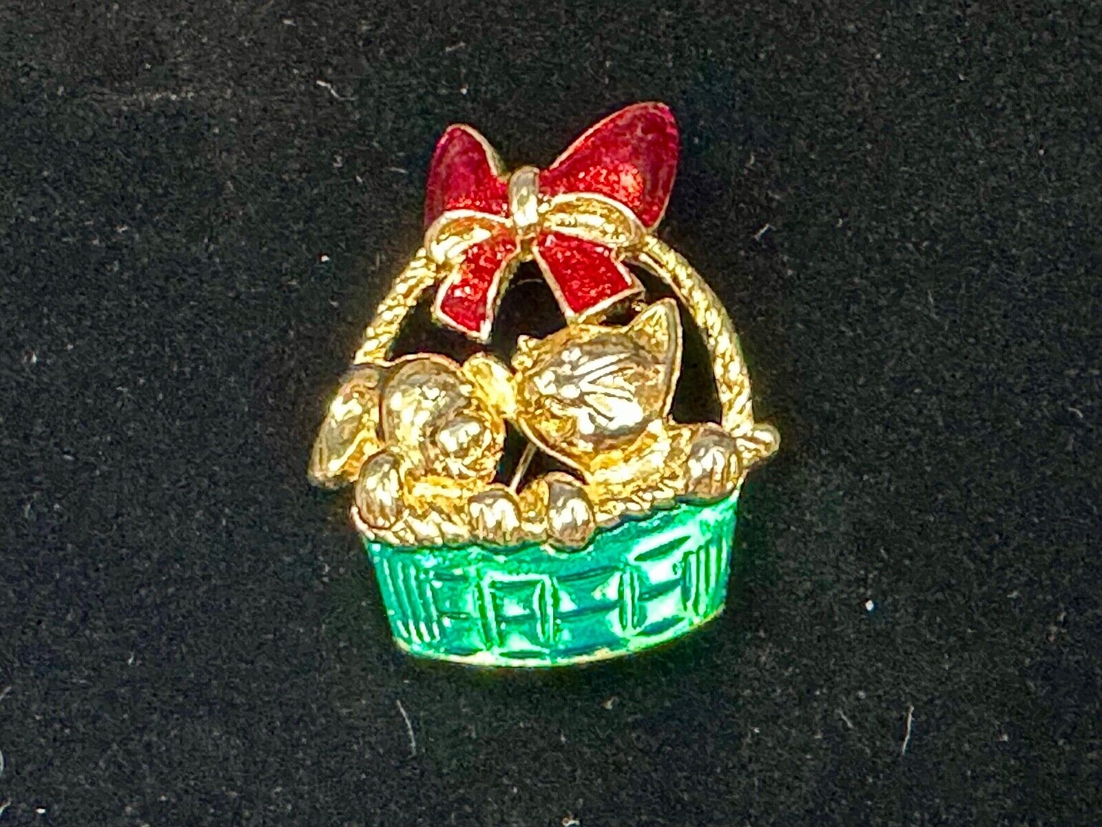 Vintage Christmas Kitten in Basket Green Red Gold Tone Holiday Brooch Pin