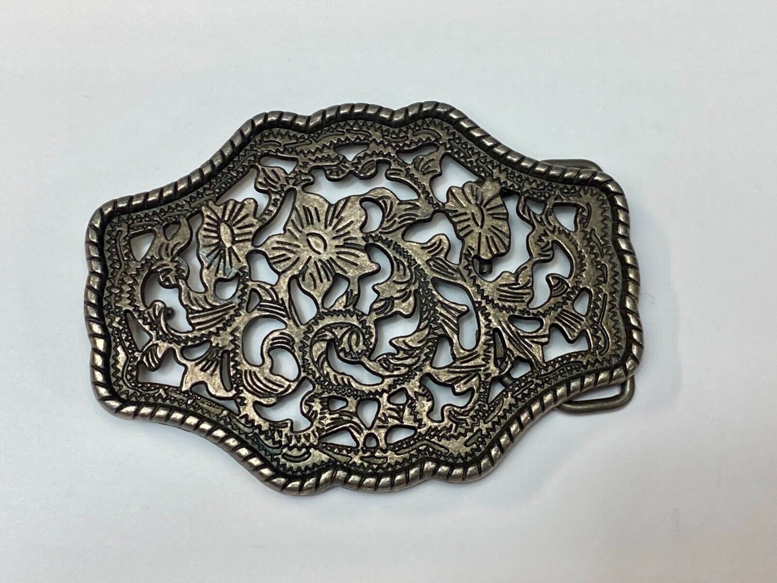 Beautiful Silver Tone see though flower pattern western belt buckle rope boarder