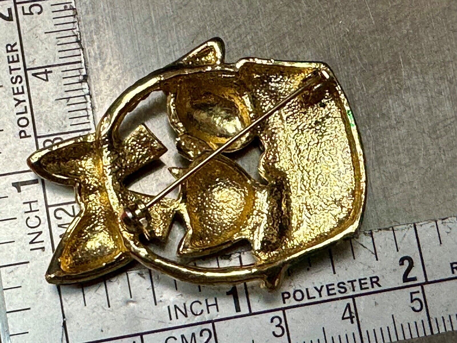 Vintage Christmas Kitten in Basket Green Red Gold Tone Holiday Brooch Pin