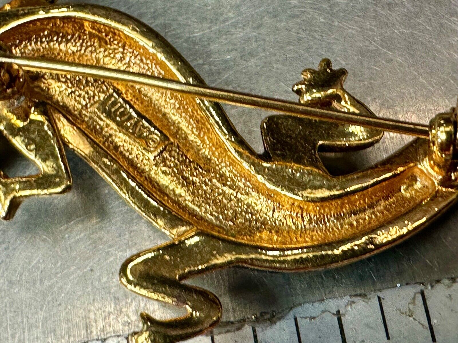Avon signed Gecko Iguana Jeweled gold tone figural brooch pin