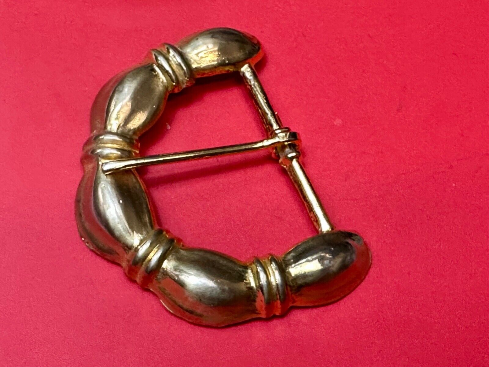 Unique dimensional "puffy" appearing! gold tone replace belt buckle