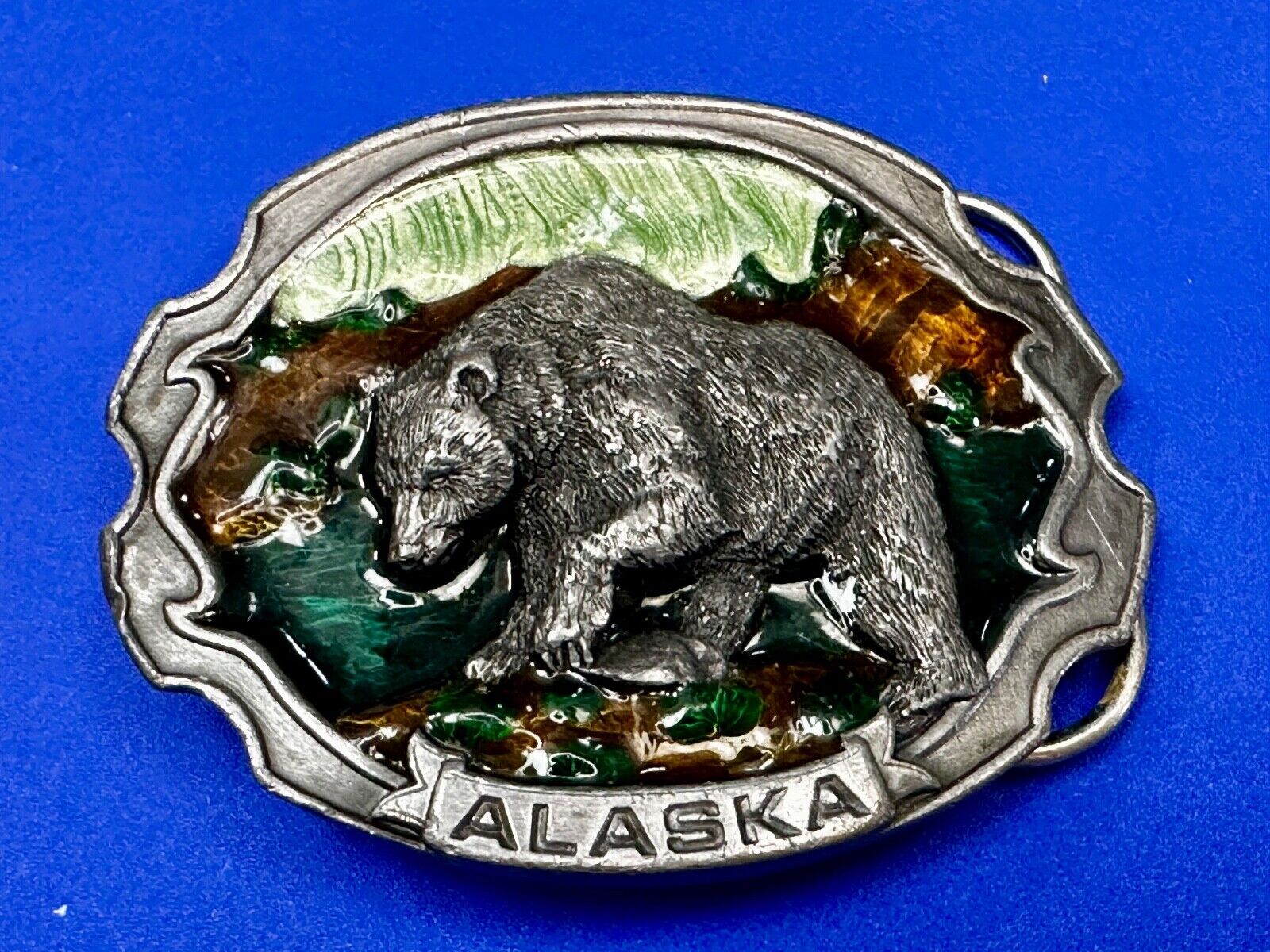 Alaska Bear drinking from stream Vintage 1986 Siskiyou V-55 Belt Buckle