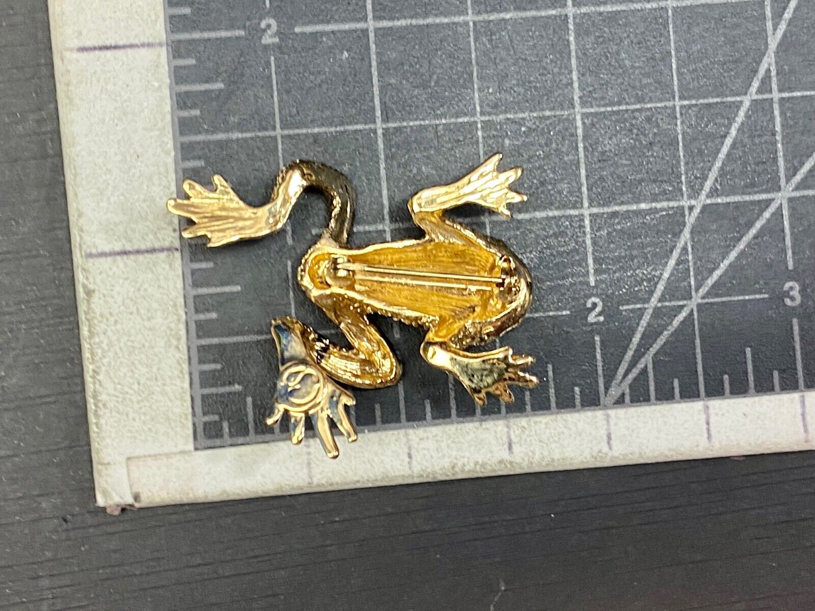 Vintage Danecraft Signed Gold Tone Frog Brooch with rhinestone eyes! 