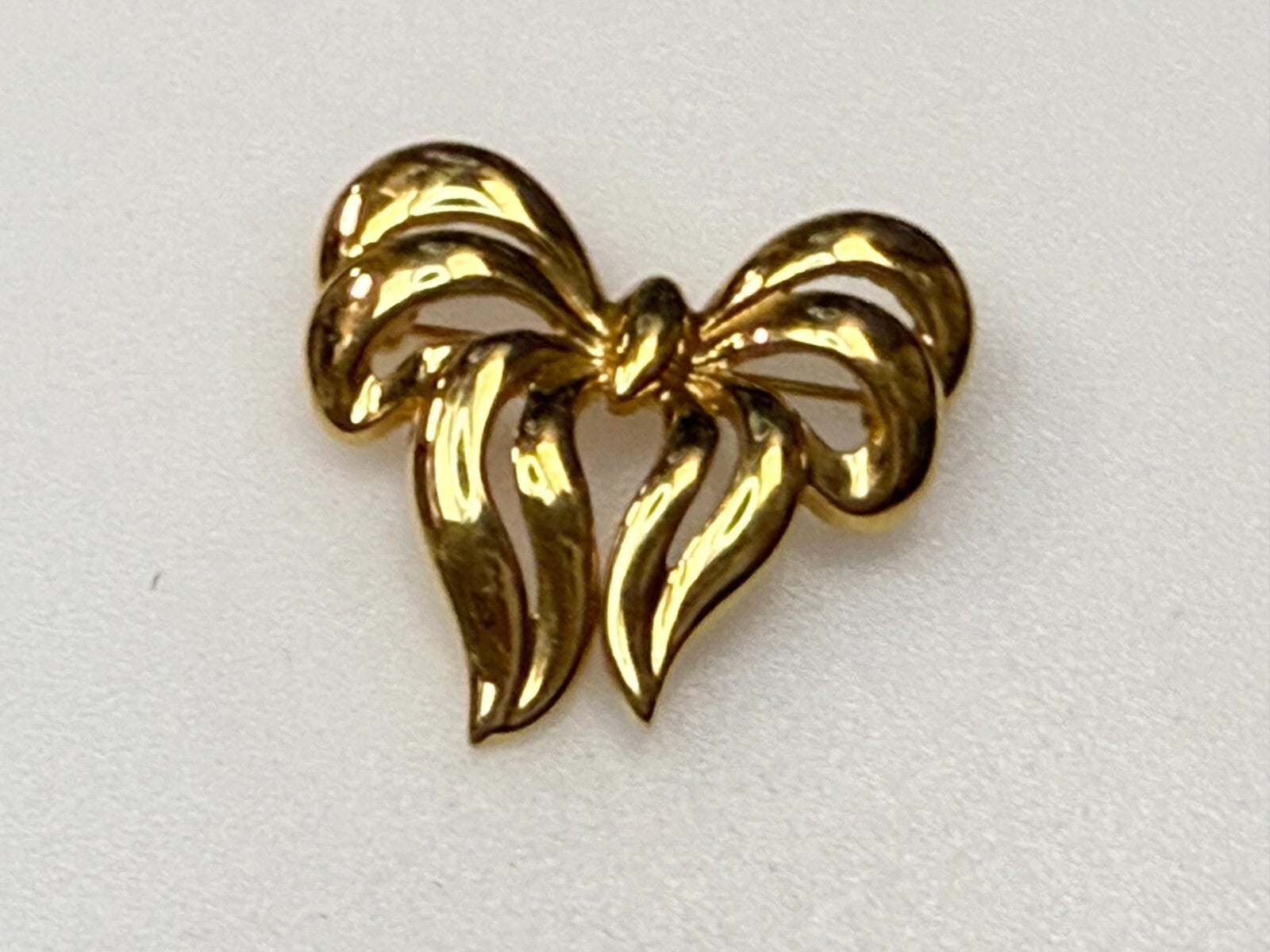 Beautiful Ribbon Bow Shaped Vintage Gold Tone Brooch Pin Signed Napier