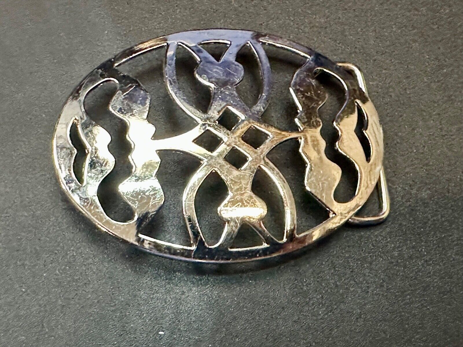 Unique cutout skeleton pattern silver tone oval belt buckle