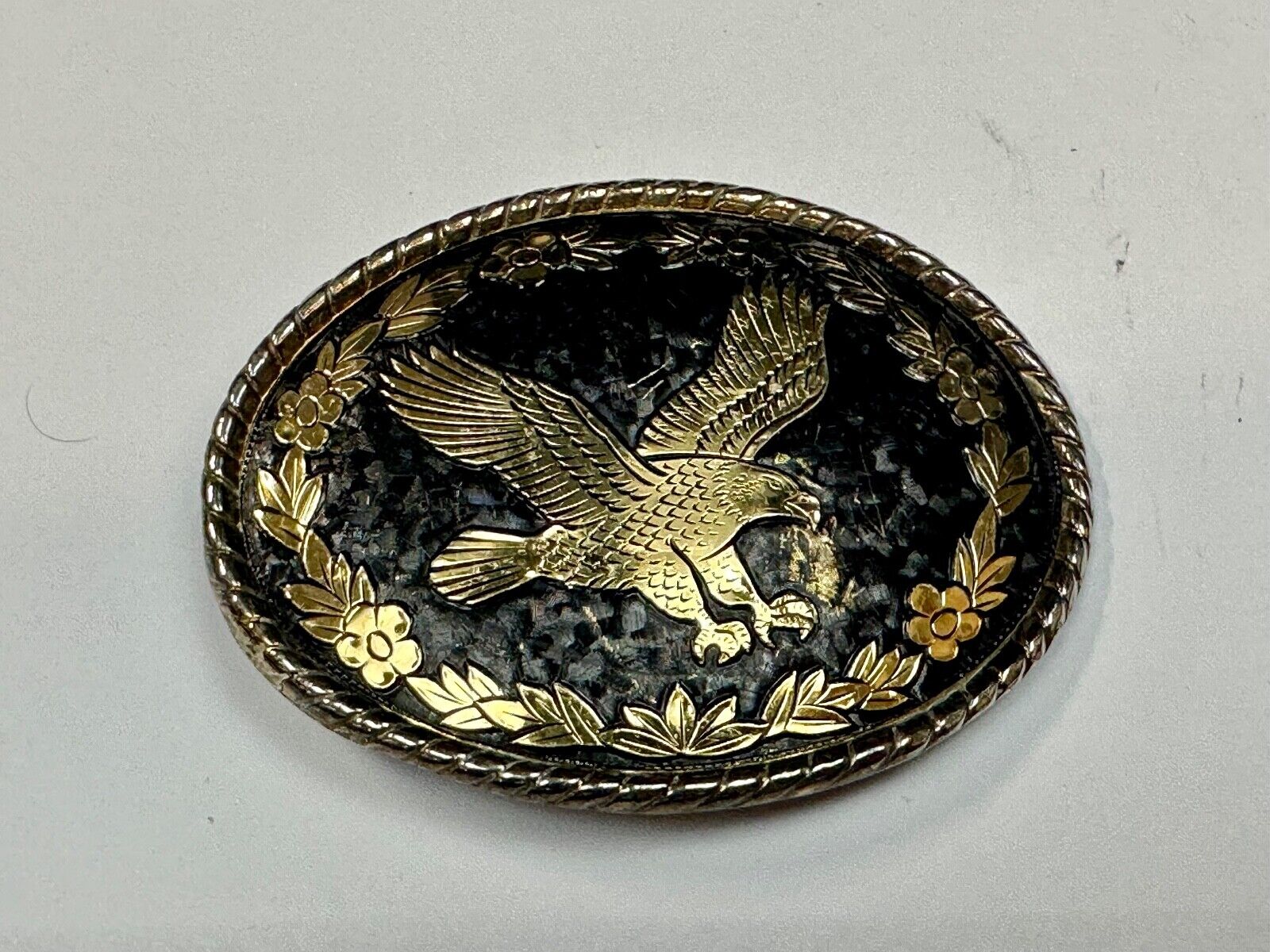 unique flying hunting diving EAGLE on western gold & black color belt buckle - W