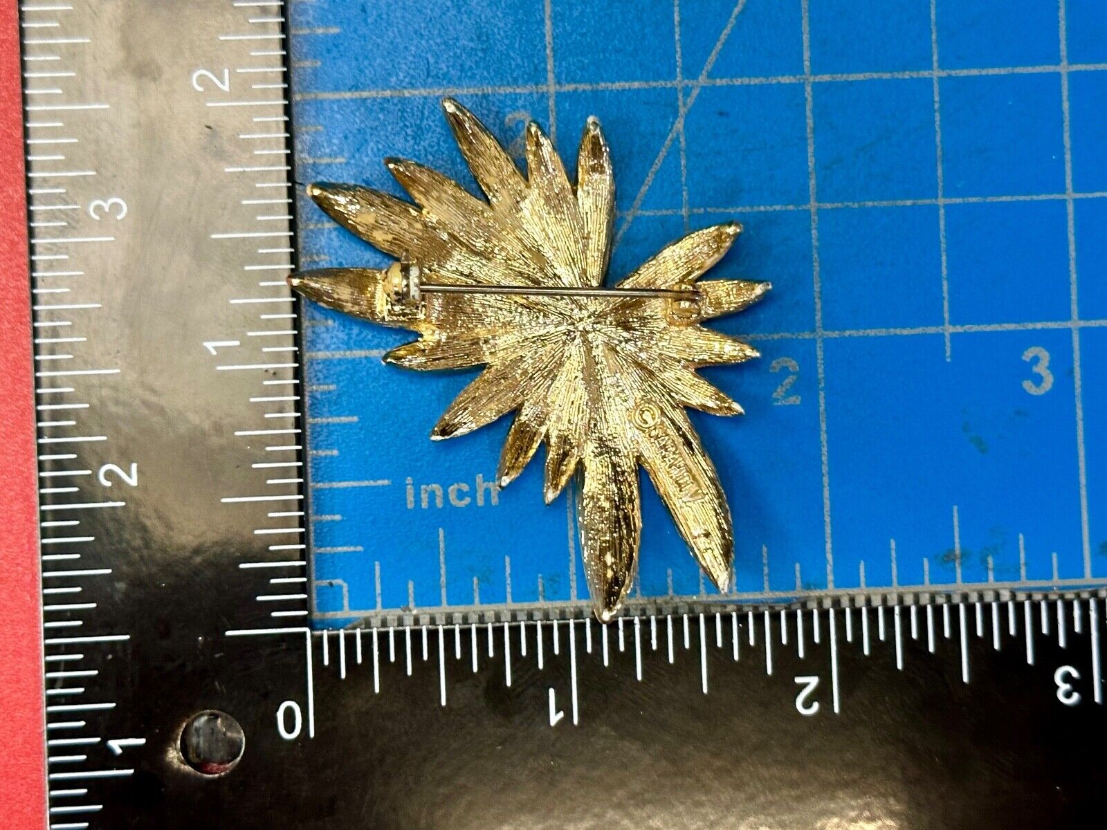 vintage Brushed gold tone starburst floral theme Sarah Coventry brooch pin