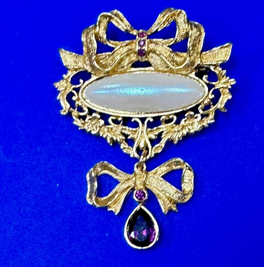 AVON Romantic Style 90s Pearl Color Costume Amethyst Drop Gold Tone Brooch pin