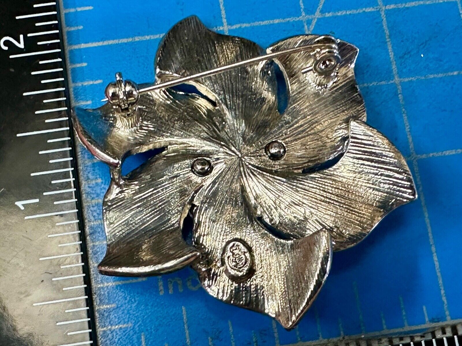 Adorable Figural BOW Premere Designs PD signed vintage brooch pin