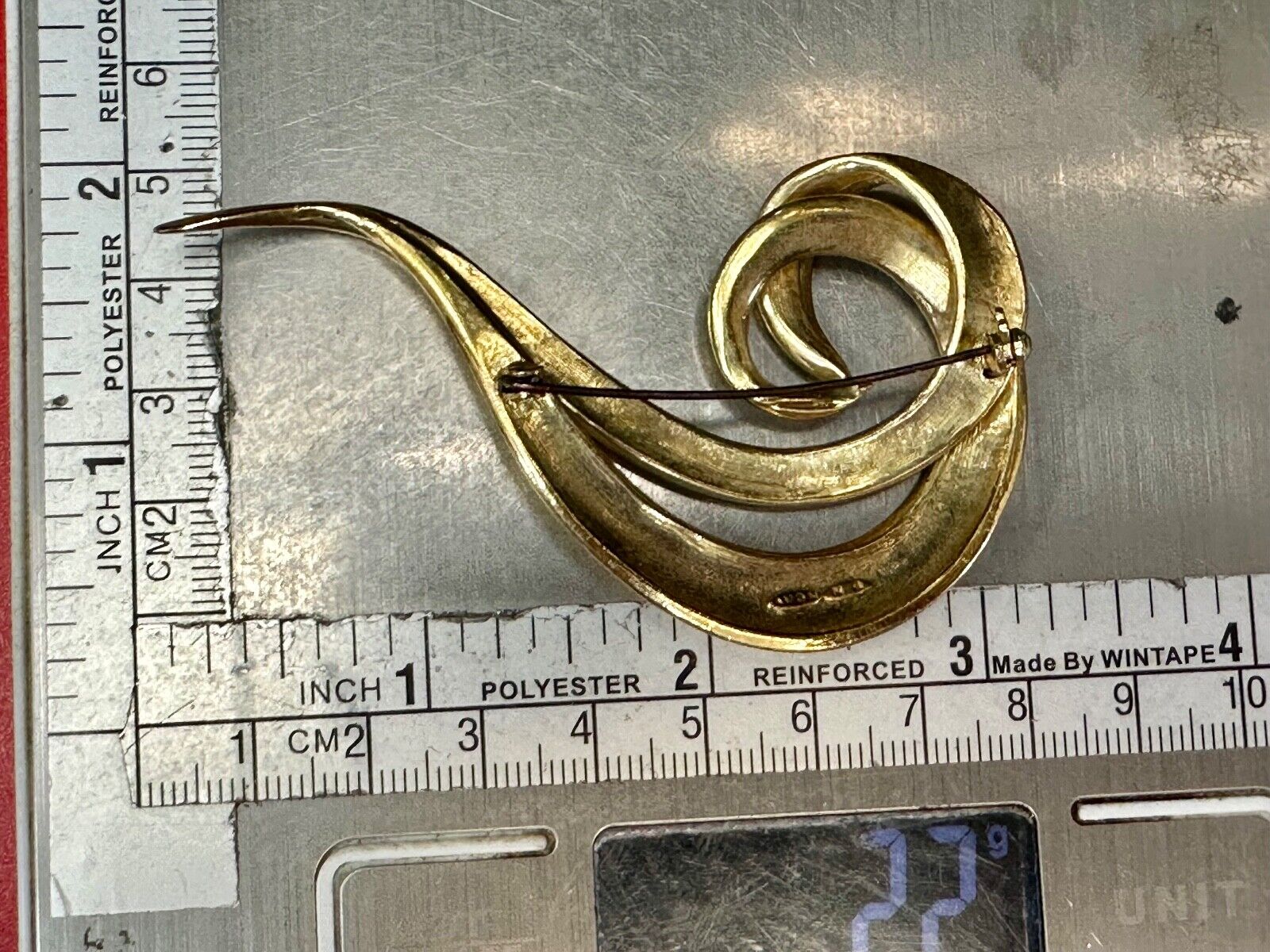 Avon signed gold tone abstract swirl check mark vintage brooch pin