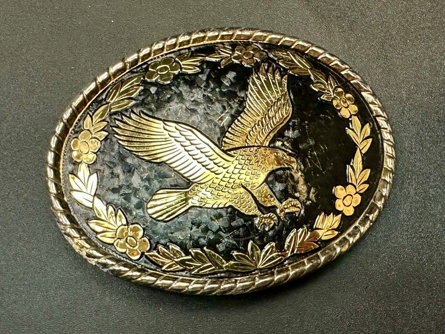 unique flying hunting diving EAGLE on western gold & black color belt buckle - W
