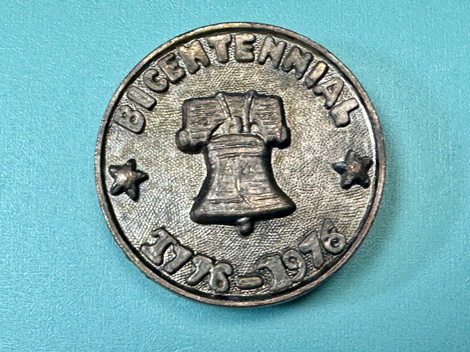 Vintage Liberty Bell Bicentennial 1976 round belt buckle