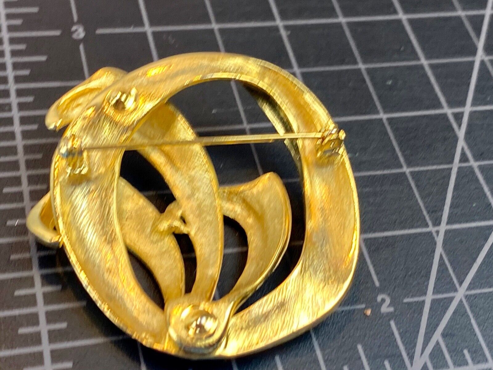 Vintage gold tone brooch round swirl pattern - leafy fern plant. 