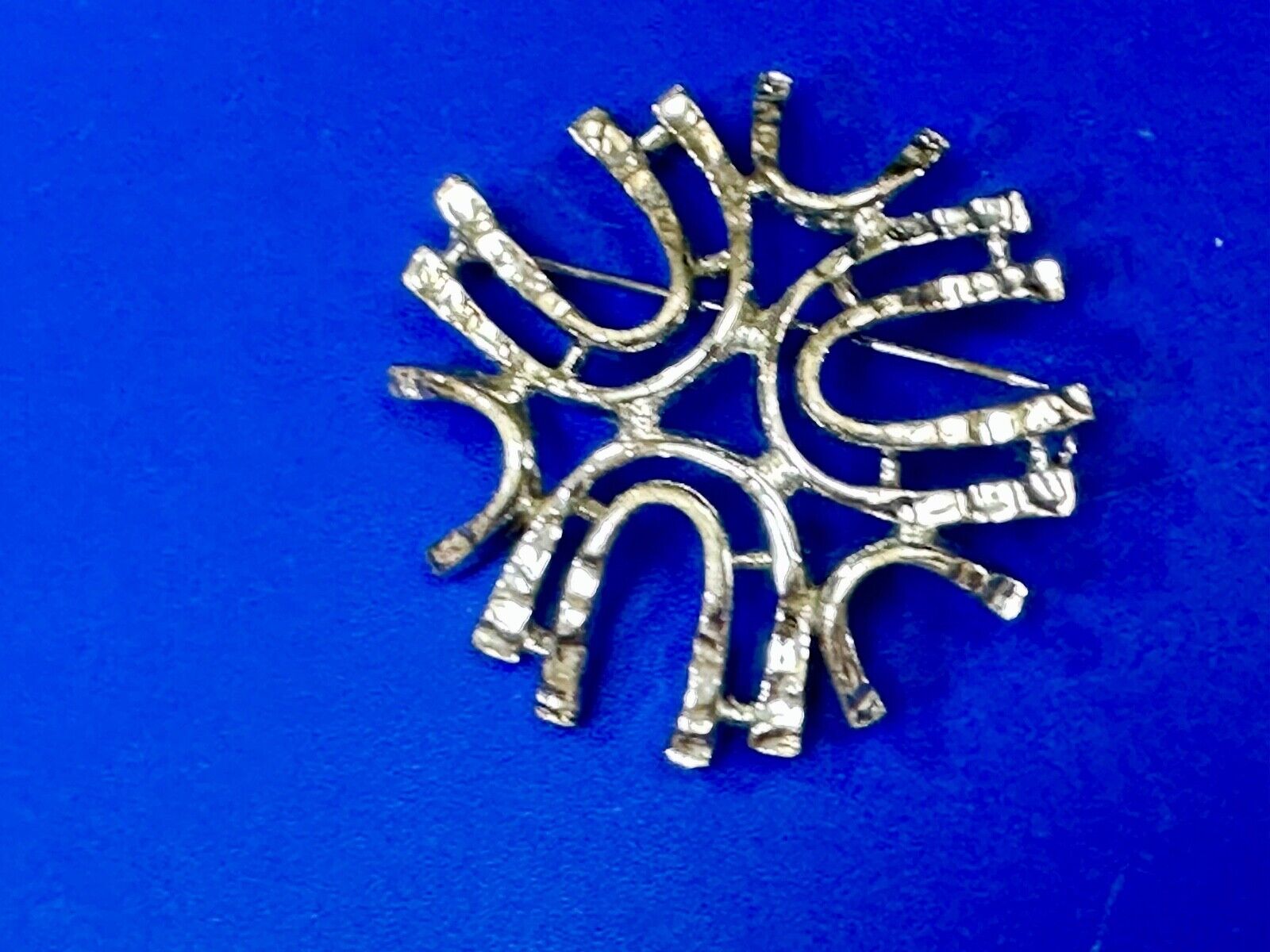 unique see through Sarah Coventry signed silver tone brooch pin