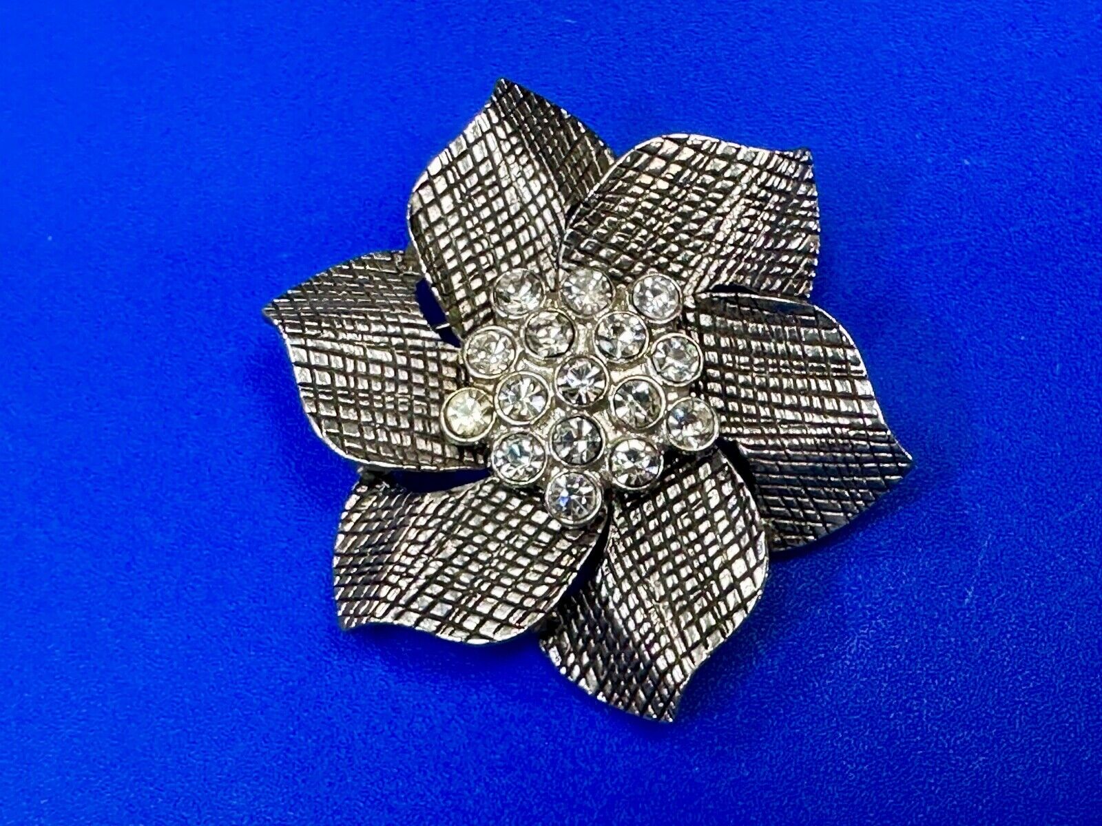 Adorable Figural BOW Premere Designs PD signed vintage brooch pin