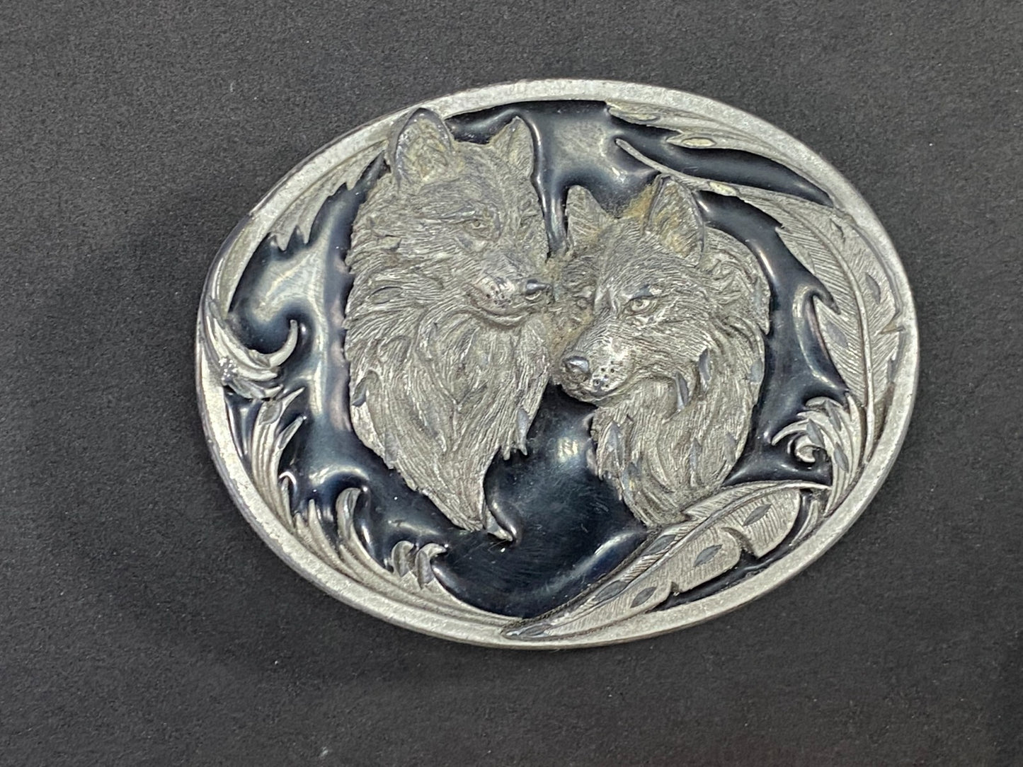 Two Wolves Native American Indian Feathers Vintage 1997 Siskiyou Belt Buckle O-3
