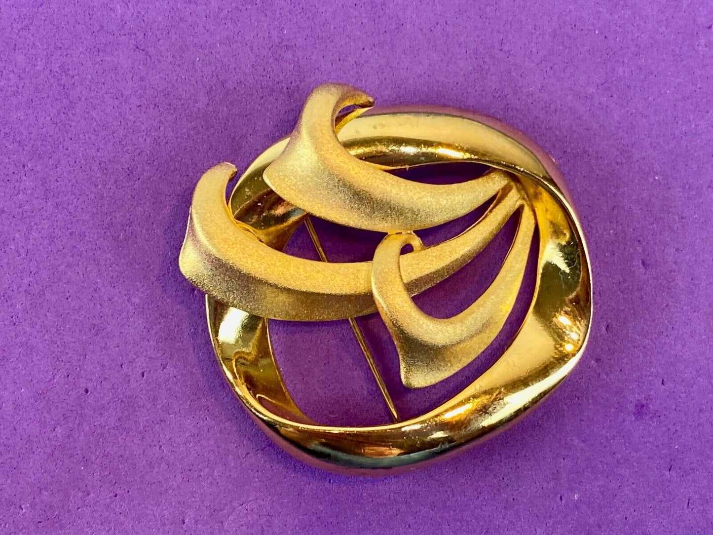 Vintage gold tone brooch round swirl pattern - leafy fern plant. 