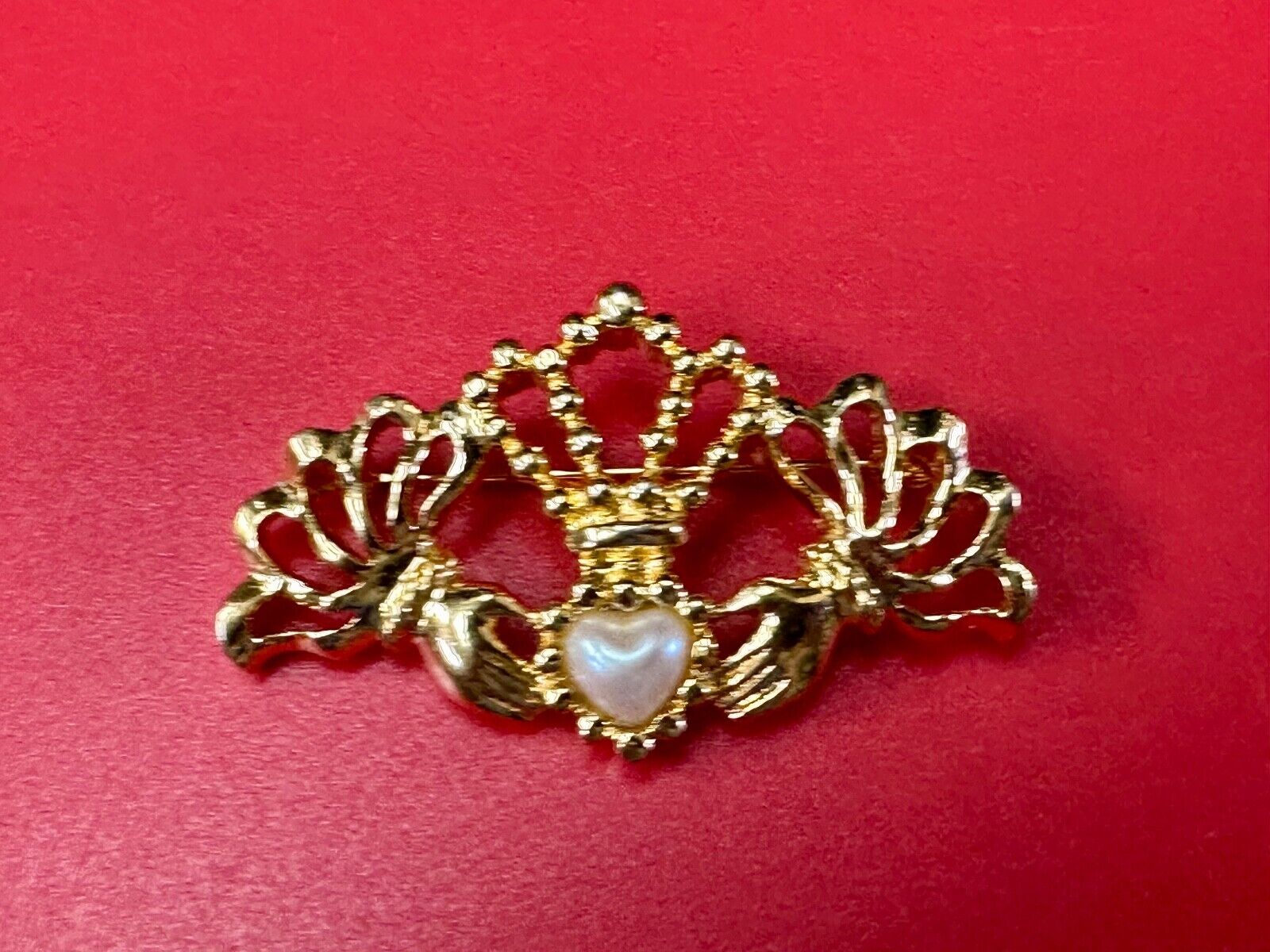 Vintage Avon Goldtone Brooch Pin Claddagh Hands Heart Crown Pearl Heart Bead
