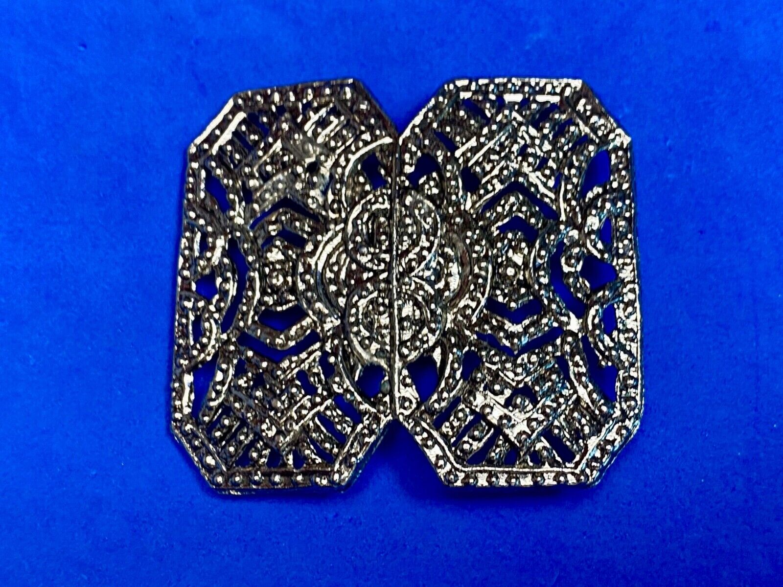 Beautiful A pique silver color - or real non magnetic -  see though belt buckle