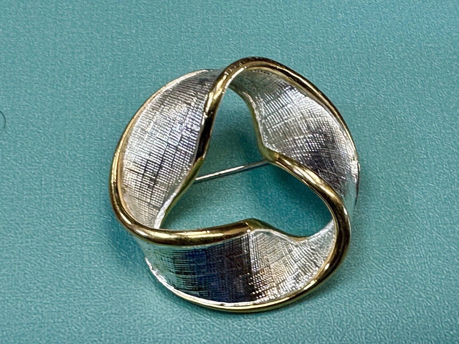 Twisted circle pattern Napier signed vintage two tone brooch pin