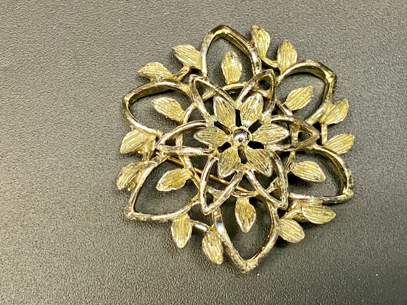 VINTAGE  SARAH COVENTRY SILVER TONE SEE THROUGH LEAF BROOCH