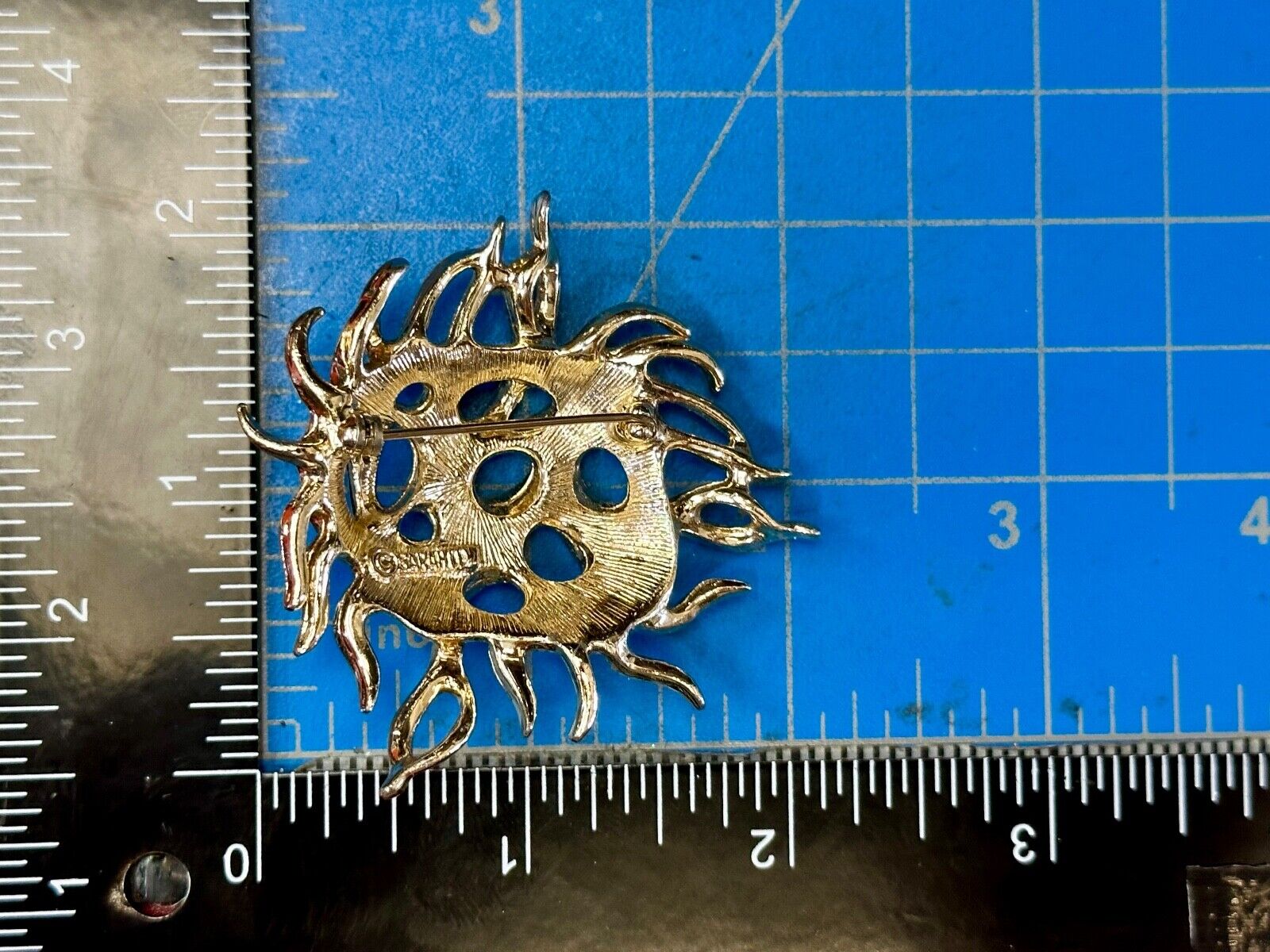 Unique Dimensional Sarah Coventry signed gold tone brooch pin