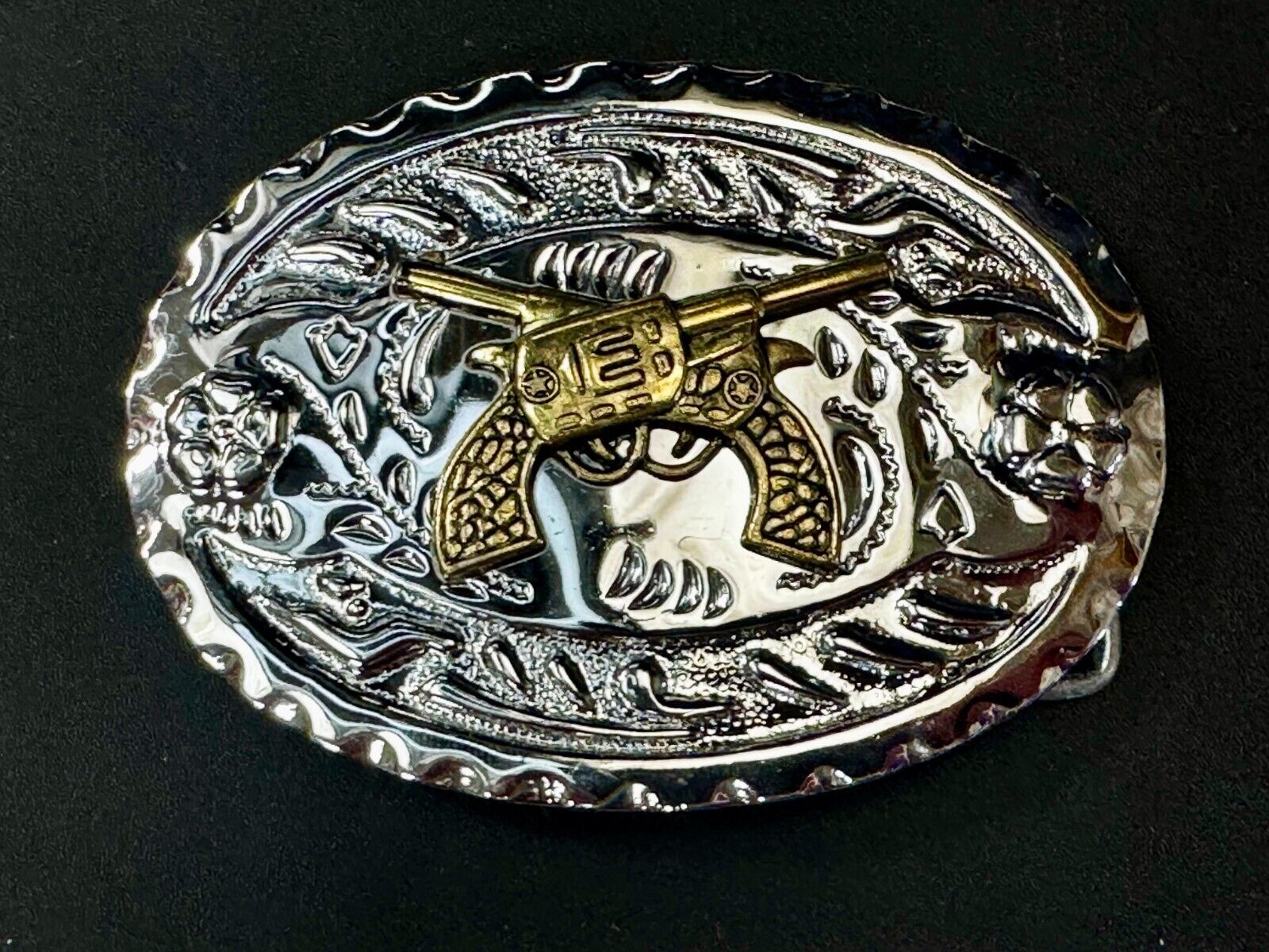 Two Crossed Gun's  Pistols Revolver Six Shooter's Two Tone Western Belt Buckle