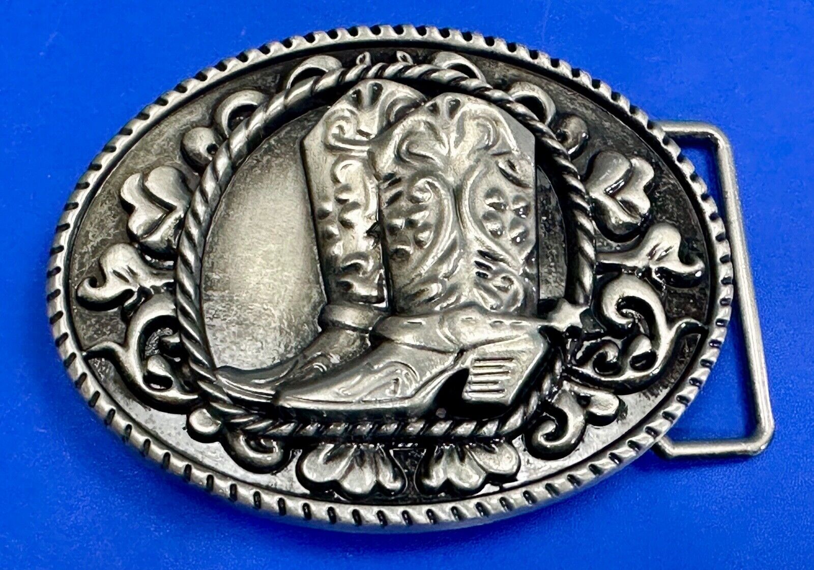 Western Cowboy Boots Belt Buckle with ornate flower swirl and rope boarder