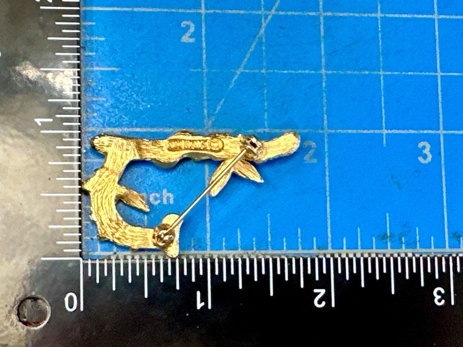 BAMBOO TWIG LETTER INITIAL " R  "  VINTAGE SARAH COVENTRY GOLDTONE BROOCH PIN